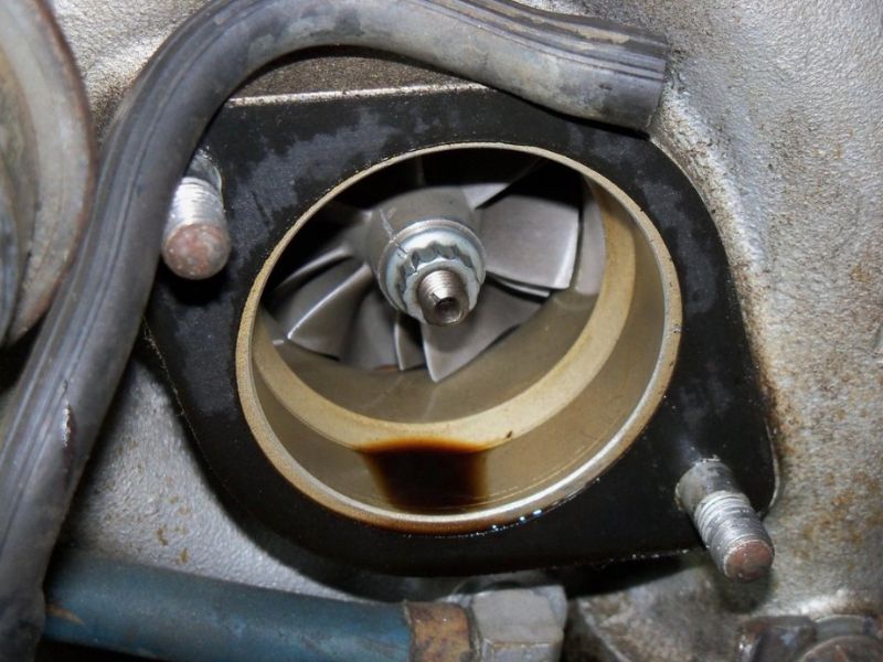 Hiện tượng xe bị hỏng turbo: Dấu hiệu phổ biến và cách khắc phục triệt để 2 Dầu bị rò rỉ ra bên ngoài thân turbo