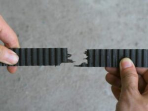 Đứt dây curoa ô tô có đi được không?