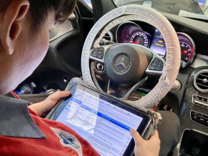 Nguyên nhân xe báo lỗi eps và xử lý nhanh chóng, an toàn 7 Đèn EPS trên xe Mercedes bật do lỗi điện áp hoặc ắc quy, nên kiểm tra ngay để tránh hư hại hệ thống