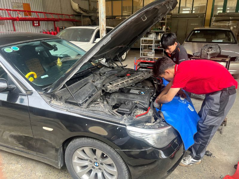 Đưa xe đến gara để được kiểm tra và khắc phục triệt để tiếng hú khi vận hành