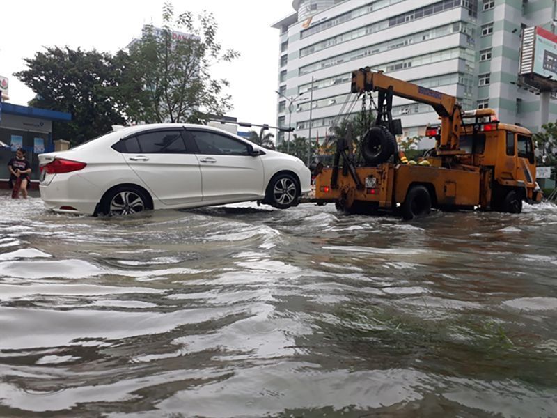 Gọi cứu hộ ngay để kéo xe về gara uy tín sửa chữa, tránh nước vào nhiều hơn