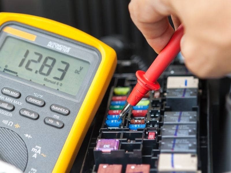Nguyên nhân và cách khắc phục khi xe ô tô mất điện hoàn toàn 2 Hỏng cầu chì hoặc rơ le chính