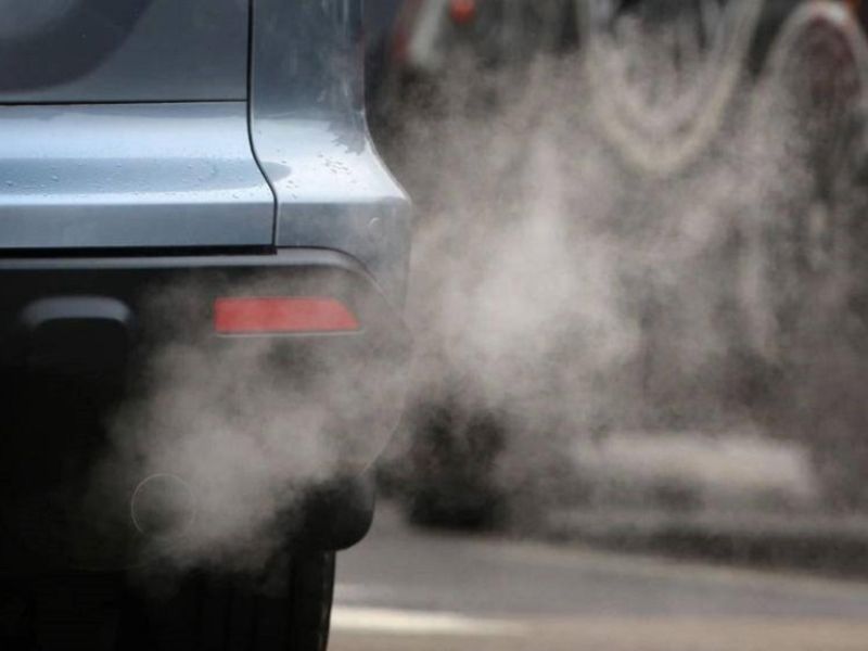 Xe ô tô nổ máy ra khói trắng: 6+ Nguyên nhân và cách khắc phục 4 Khi xe xuất hiện khói trắng mỏng chỉ cần nổ máy 1 lúc là xử lý được