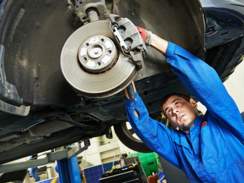 Bảo dưỡng xe AUDI: Hạng mục cần làm, lịch trình và chi phí chi tiết 4 Kiểm tra hệ thống phanh định kỳ để đảm bảo an toàn khi di chuyển
