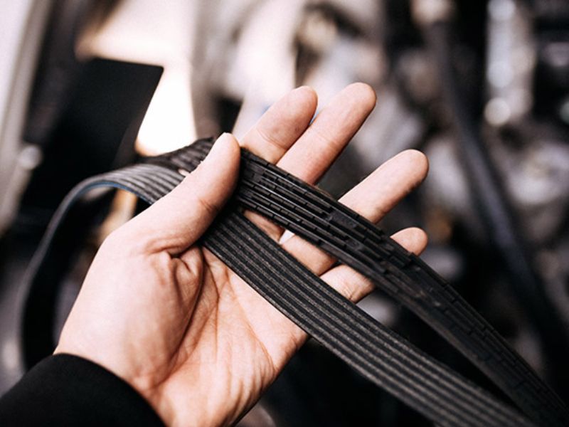 Kiểm tra và bảo dưỡng các chi tiết như dây curoa, lốp xe để xe vận hành êm ái