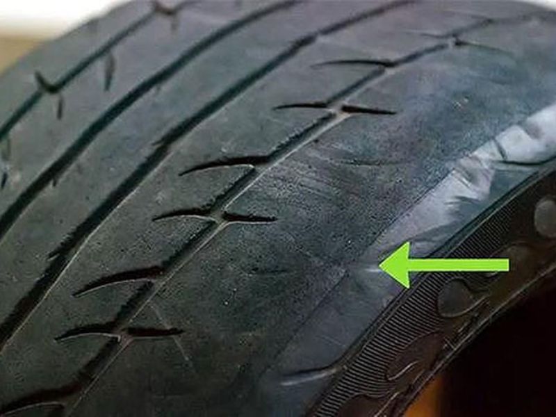 Lốp xe bị mòn không đều cũng khiến khi xe di chuyển phát ra tiếng ồn khó chịu