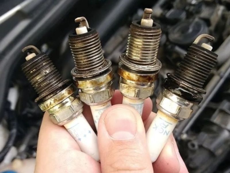 Nên thay cả bộ bugi để động cơ vận hành ổn định