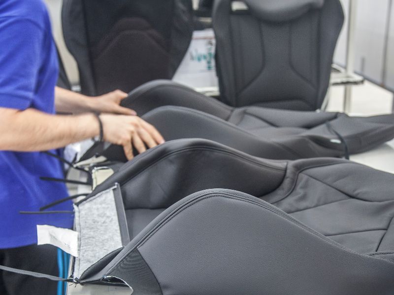 Cách phân biệt phụ tùng ô tô chính hãng, OEM & aftermarket 2025 4 Phụ kiện ô tô là các chi tiết phụ bên ngoài như là bọc ghế da hoặc nước hoa khử mùi