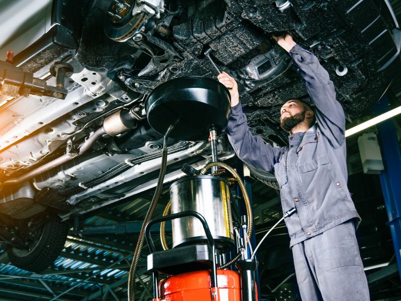 Bảo dưỡng xe AUDI: Hạng mục cần làm, lịch trình và chi phí chi tiết 2 Thay dầu động cơ định kỳ giúp tăng tuổi thọ cho động cơ