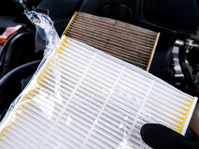 Các hạng mục bảo dưỡng Mini Cooper: Quy trình và chi phí chi tiết 5 Thay lọc gió mới giúp điều hòa thoáng khí, mát sâu