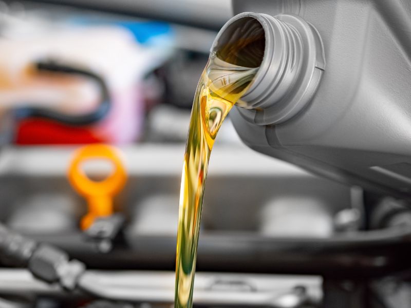 Thay mới dầu động cơ giúp xe vận hành êm ái