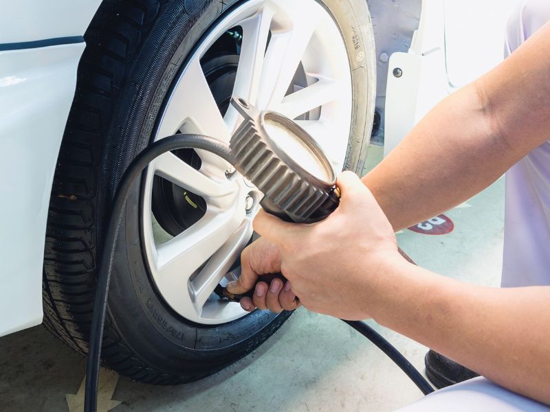 Các hạng mục bảo dưỡng Mini Cooper: Quy trình và chi phí chi tiết 4 Thường xuyên kiểm tra độ mòn và áp suất lốp để đảm bảo an toàn khi vận hành