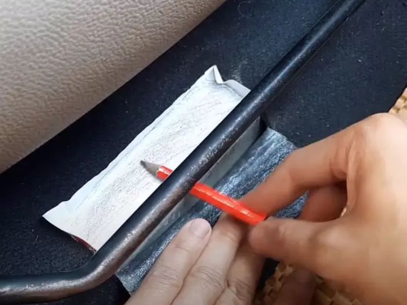 Cách xác định vị trí số khung số máy xe ô tô chính xác, dễ hiểu 4 Tiến hành cà số khung số máy