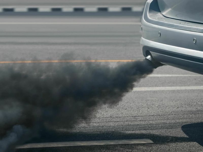 Hiện tượng xe bị hỏng turbo: Dấu hiệu phổ biến và cách khắc phục triệt để 1 Xe ra nhiều khói đen báo hiệu turbo xe đang gặp trục trặc