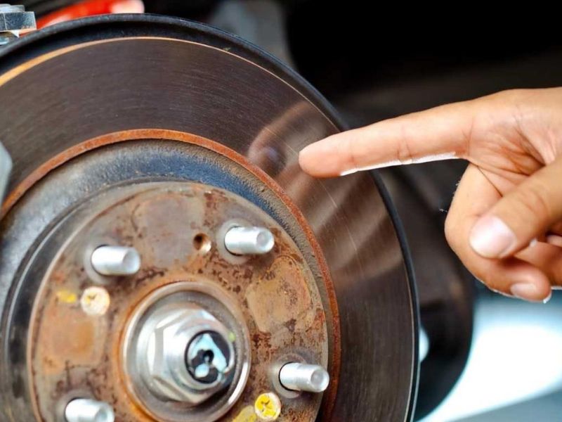 Hệ thống phanh bị nước vào: Dấu hiệu và cách xử lý triệt để 2 Bề mặt đĩa phanh có nhiều vết xước nhẹ