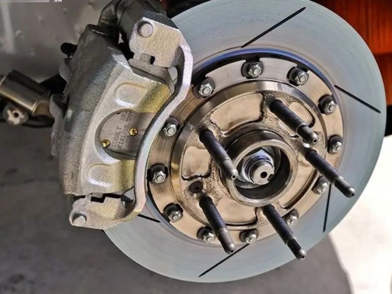 Cách xử lý và kiểm tra phanh ô tô sau khi đi mưa ngập 1 Xe ô tô chạy chậm, rà phanh nhẹ để làm khô má phanh