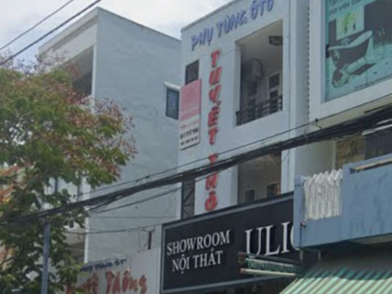 Cửa hàng phụ tùng ô tô Tuyết Thông