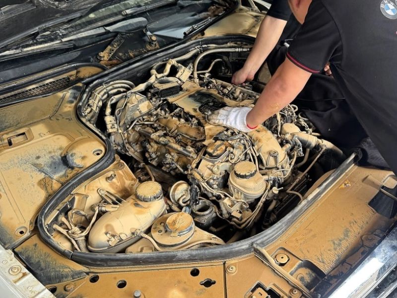 Khi xe đã được đưa về gara, kỹ thuật viên sẽ kiểm tra hệ thống điện, bugi, lọc gió, dầu động cơ và hộp số