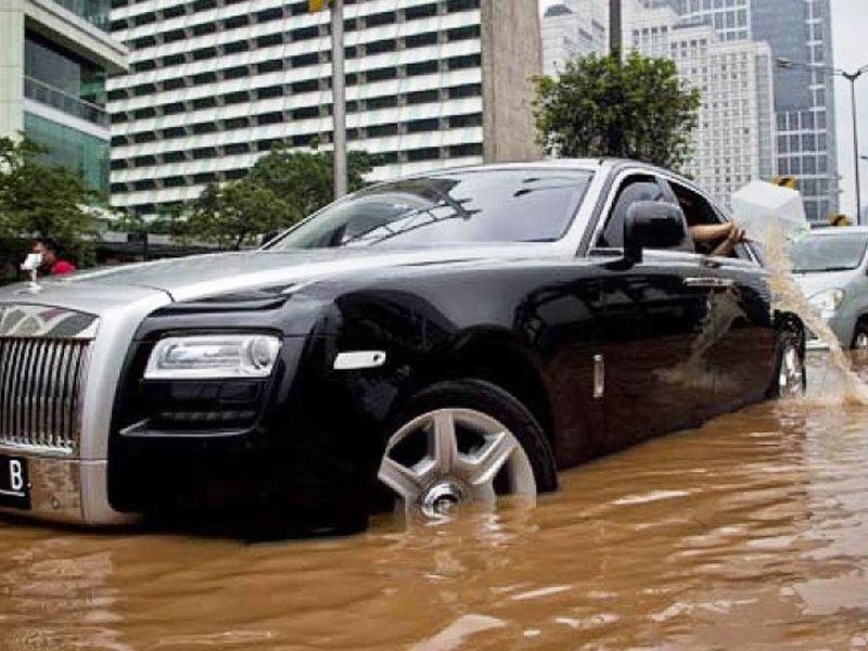 Xe ô tô đột ngột chết máy khi đi qua vùng ngập nước