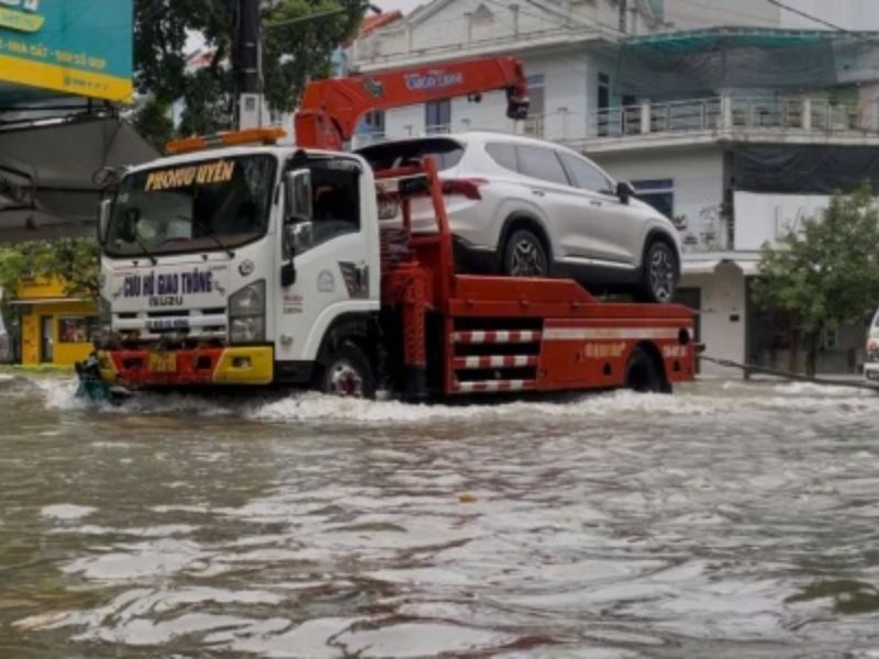 Xe chết máy ngập nước sửa bao nhiêu tiền? Cách xử lý chi tiết 2 Đưa xe ô tô của bạn ra khỏi vùng ngập