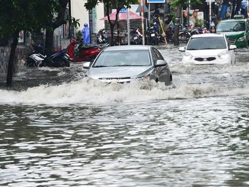 Xe chết máy ngập nước sửa bao nhiêu tiền? Cách xử lý chi tiết 4 Giữ tốc độ ổn định và không tăng ga khi ô tô qua nước