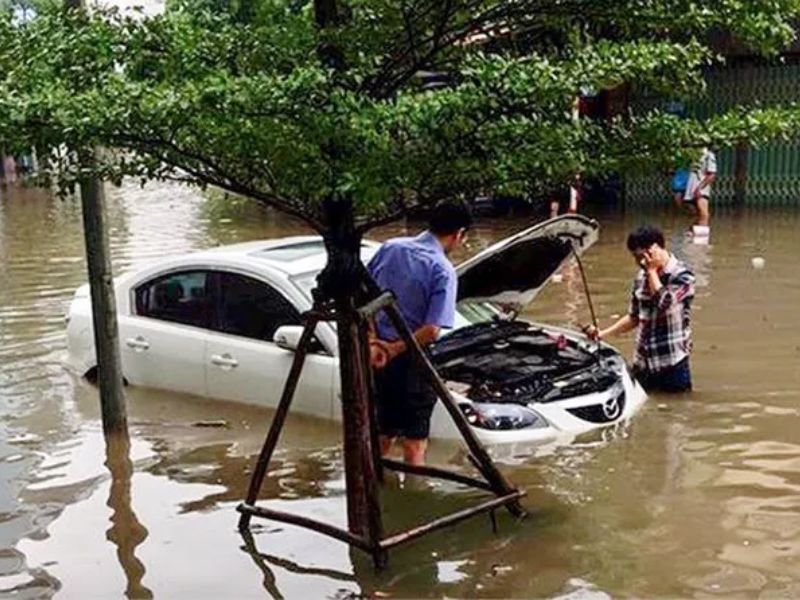 Khi xe bị ngập nước và chết máy – Tuyệt đối không đề nổ lại