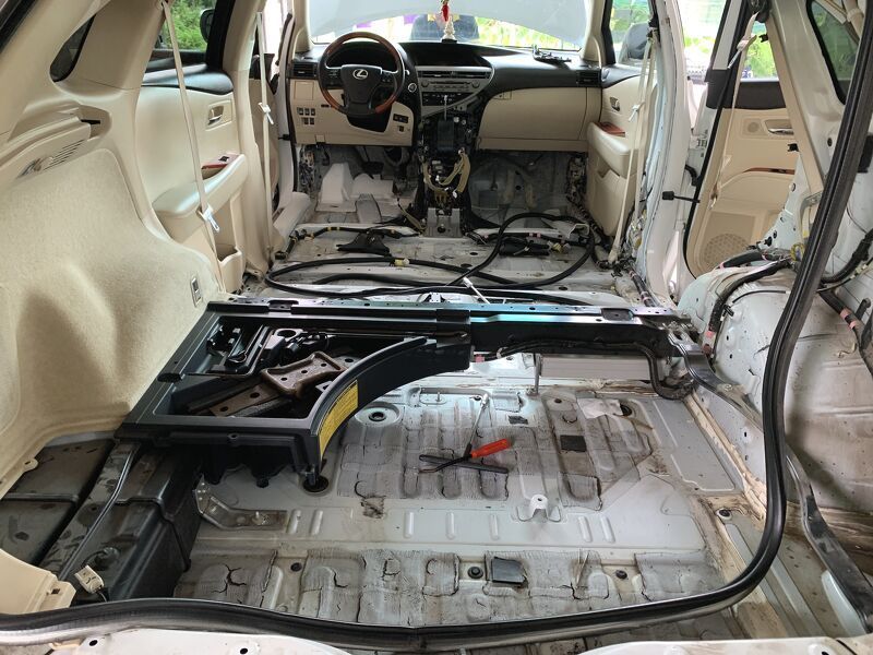 Khi xe bị nước vào nên tháo thảm sàn và ghế ra để vệ sinh