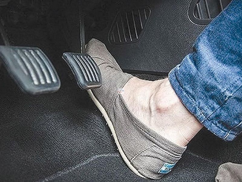 Cách xử lý và kiểm tra phanh ô tô sau khi đi mưa ngập 2 Không nên đạp phanh gấp khi chưa kiểm tra xong