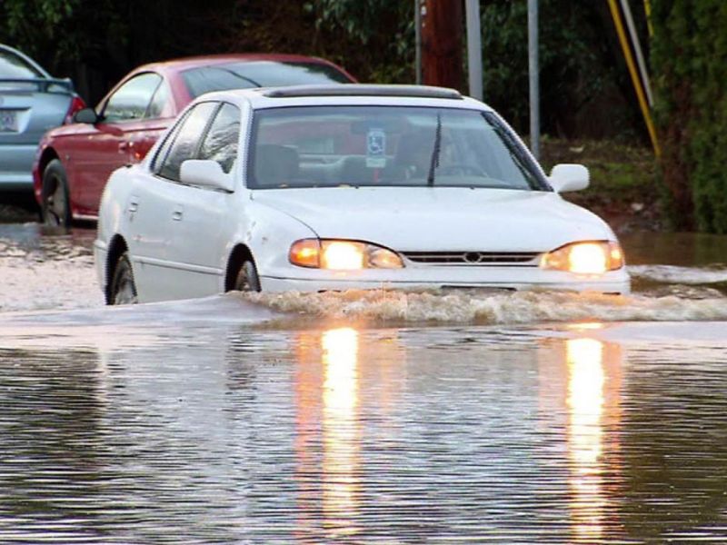 Không nên lái xe qua vùng ngập nếu mực nước vượt quá nửa bánh xe (khoảng 25–30 cm)