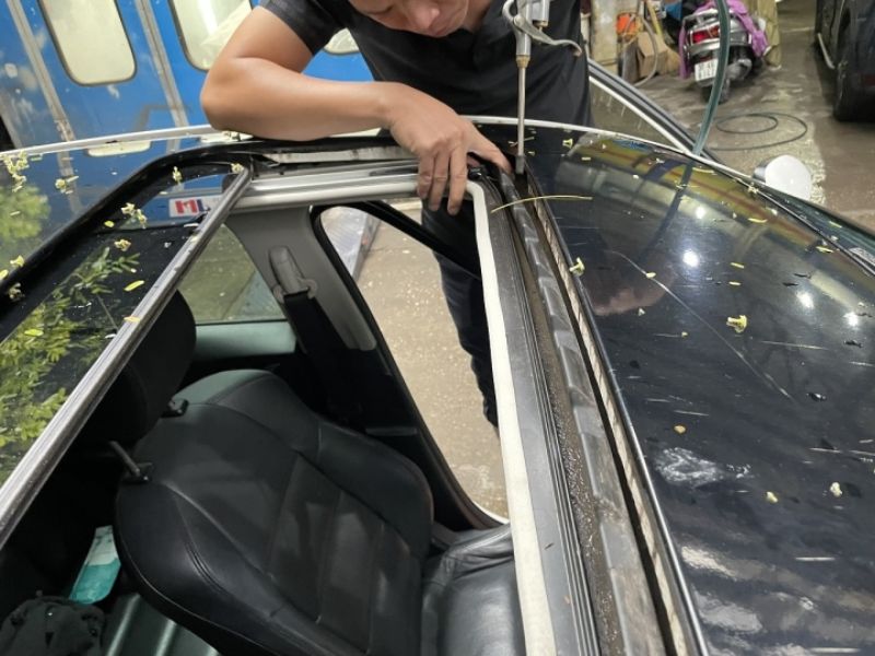 Kiểm tra gioăng cửa có bị hở hoặc lão hóa