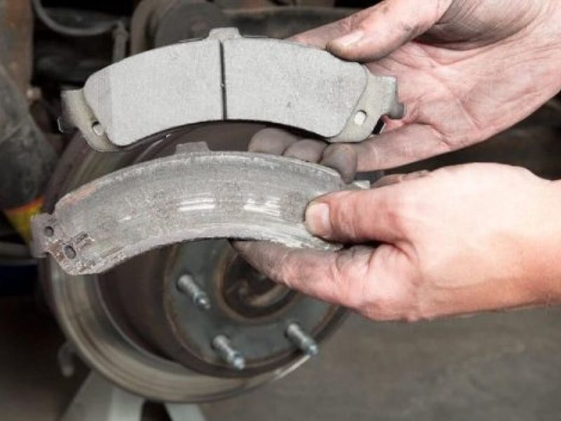 Cách xử lý và kiểm tra phanh ô tô sau khi đi mưa ngập 4 Kiểm tra má phanh và đĩa phanh cho xe ô tô của bạn