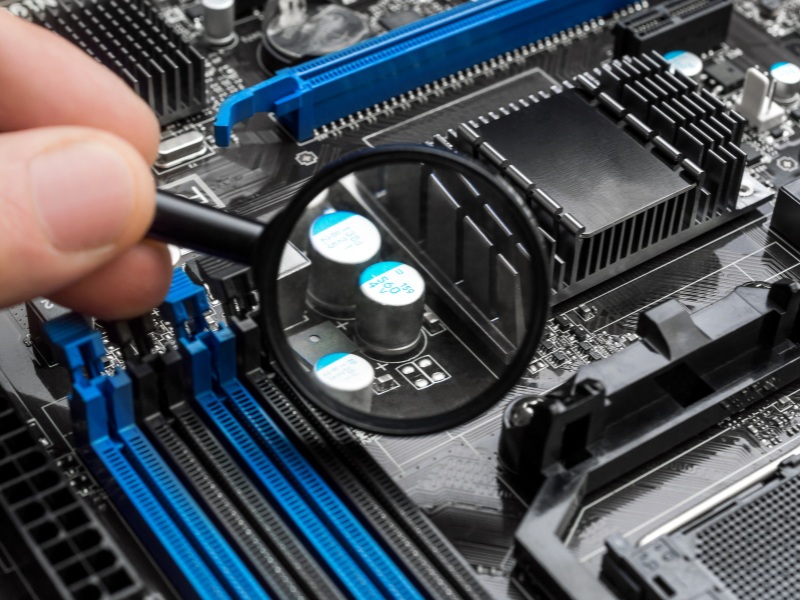 Cách xử lý hộp đen ô tô bị ngập nước hiệu quả an toàn 6 Dùng kính lúp chuyên dụng để kiểm tra các đường mạch