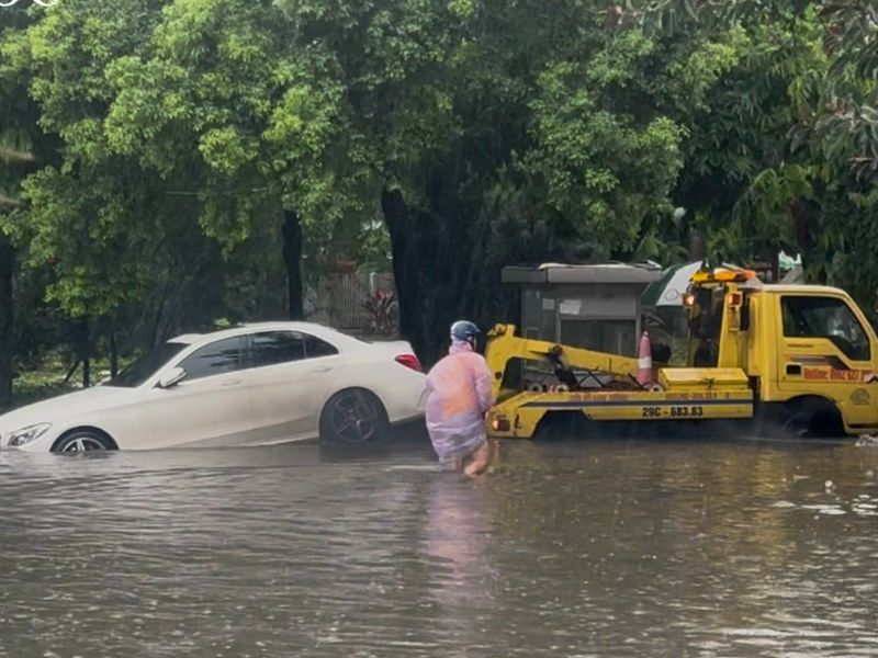 Liên hệ ngay với đơn vị cứu hộ hoặc công ty bảo hiểm để được kéo xe ra khỏi vùng ngập