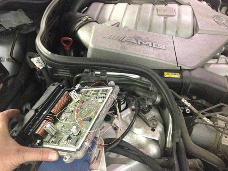 Cách xử lý hộp đen ô tô bị ngập nước hiệu quả an toàn 5 Mở hộp ecu để đánh giá mức độ xâm nhập