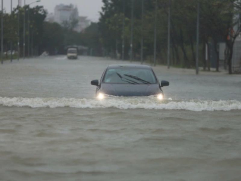 Nên giữ khoảng cách tối thiểu 5–7 mét với xe trước để tránh sóng nước dội lên