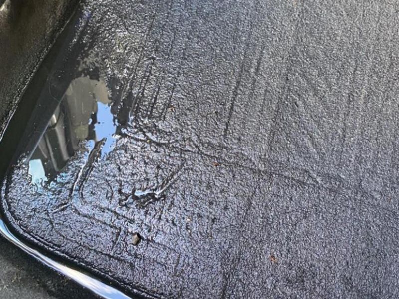 Nước bị rỉ từ đáy sàn vào trong xe