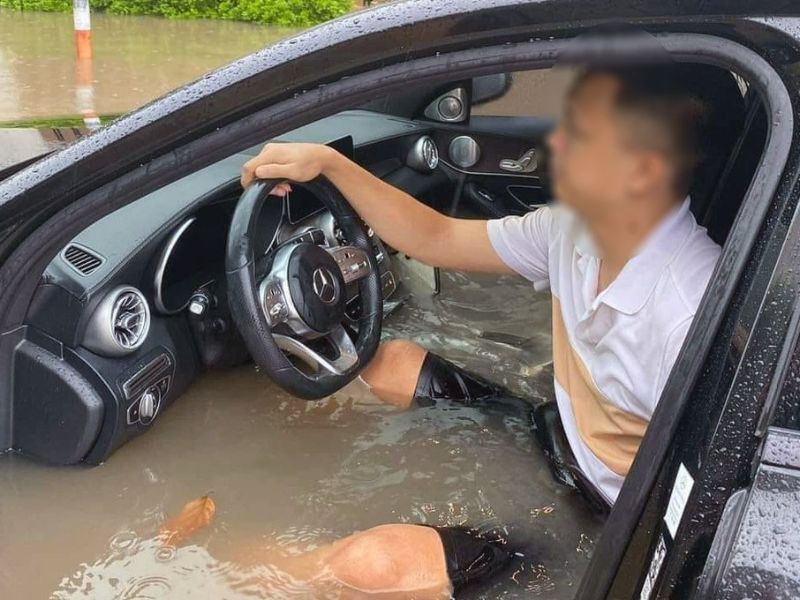 Nước tràn vào xe ô tô