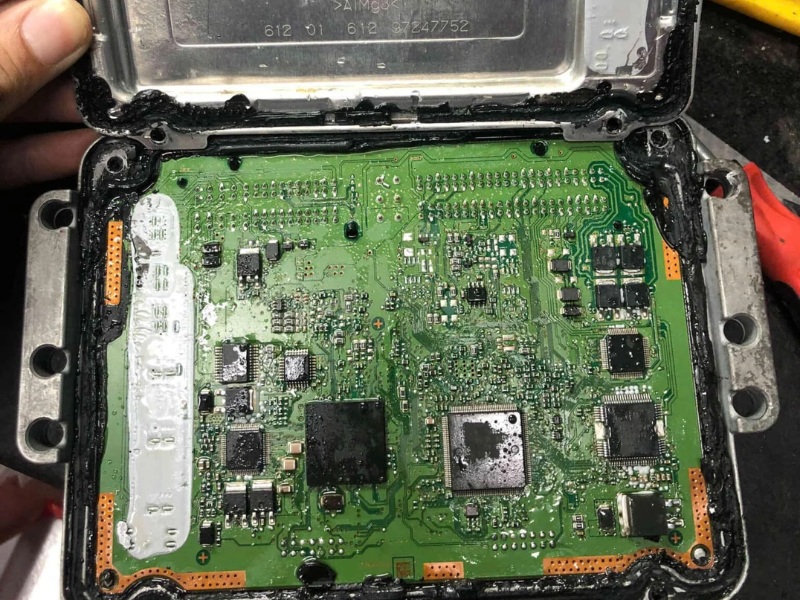 Cách xử lý hộp đen ô tô bị ngập nước hiệu quả an toàn 2 Chân giắc bị oxy hóa