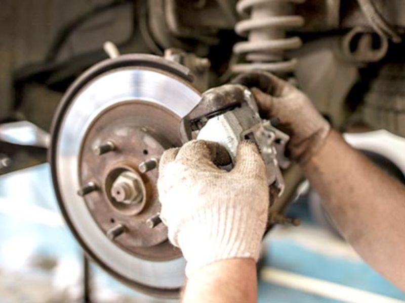 Hệ thống phanh bị nước vào: Dấu hiệu và cách xử lý triệt để 1 Phanh bị bó khiến xe di chuyển nặng nề