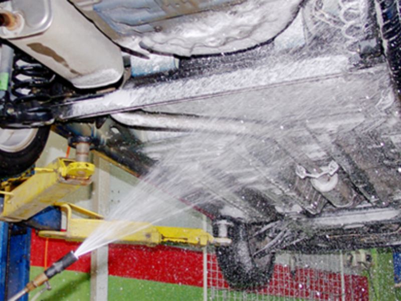 Rửa sạch toàn bộ gầm xe để bảo vệ khung gầm khỏi rỉ sét