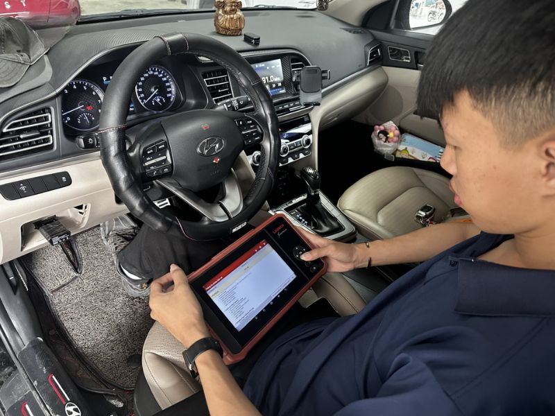 Sử dụng máy chẩn đoán để kiểm tra kỹ lại trước khi bàn giao xe 