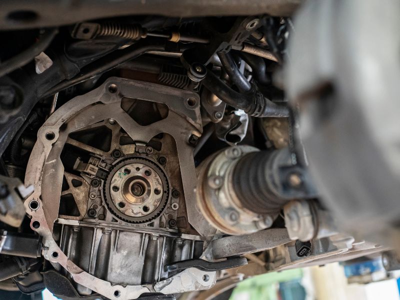 Sửa xe ô tô ngập nước: Quy trình và chi phí sửa chữa 3 Tháo các bộ phận trong động cơ ô tô để kiểm tra