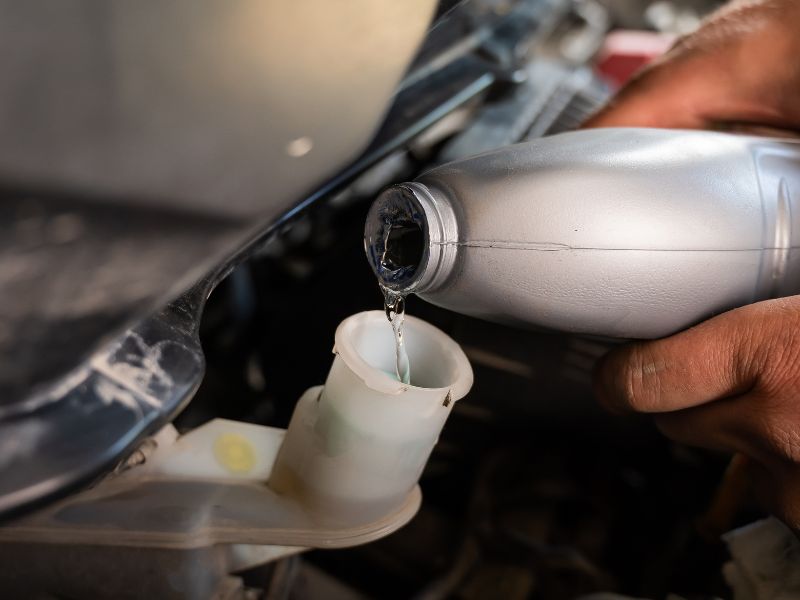 Hệ thống phanh bị nước vào: Dấu hiệu và cách xử lý triệt để 6 Thay dầu phanh định kỳ giúp đảm bảo an toàn khi di chuyển