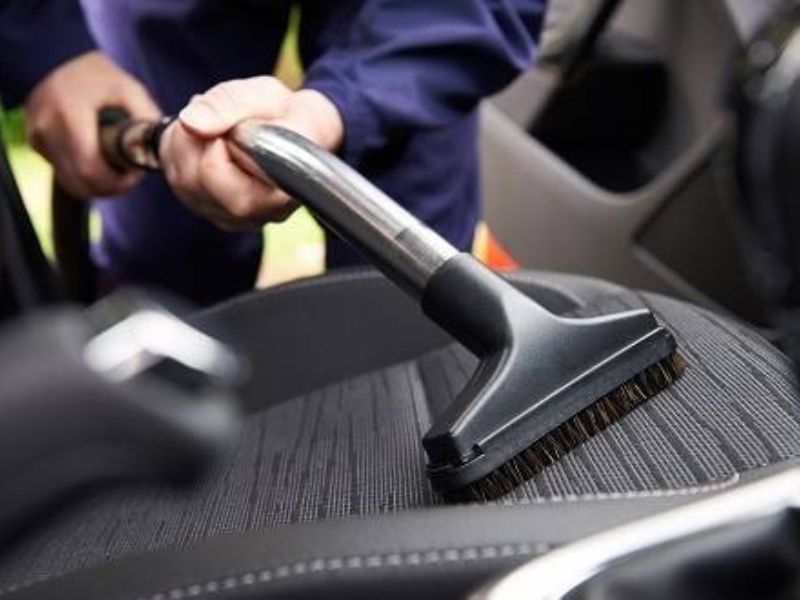 Vệ sinh ghế sạch để loại bỏ mùi hôi