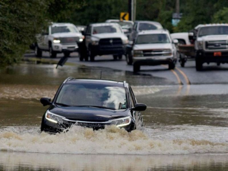 Nước vào hộp số ô tô: Cách xử lý và chi phí sửa chữa 5 Xe chạy qua vùng ngập sâu khiến nước lọt vào lỗ thông hơi của hộp số