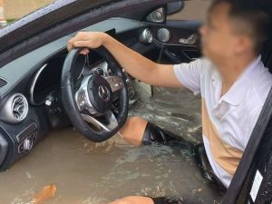 Xe ô tô bị nước mưa vào