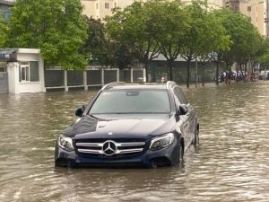 Xe ô tô ngập nước có nên nổ máy?