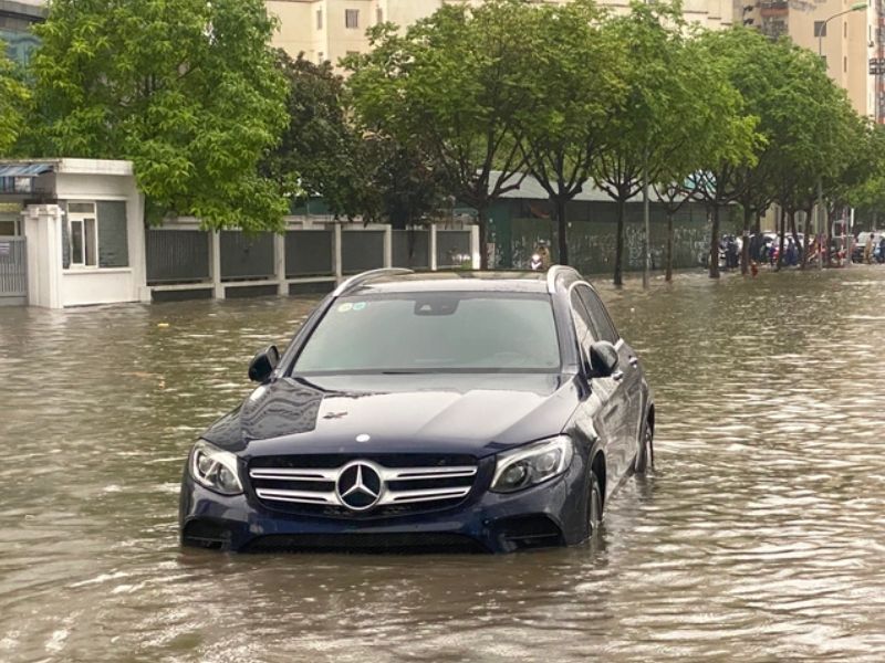 Xe ô tô ngập nước có nên nổ máy?