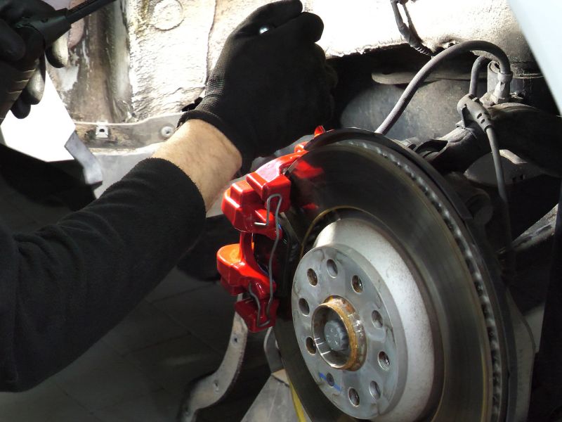 Bảo dưỡng hệ thống phanh ô tô giúp xe vận hành mượt mà, an toàn