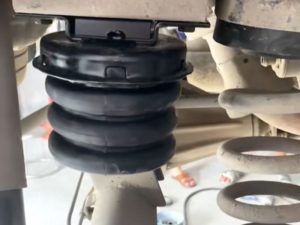 Bóng hơi bên cao bên thấp